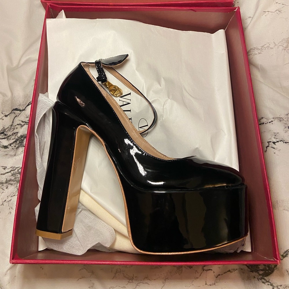 Valentino Garavani Tan-Go patent-leather platform pump. BRAND NEW NEVER WORN